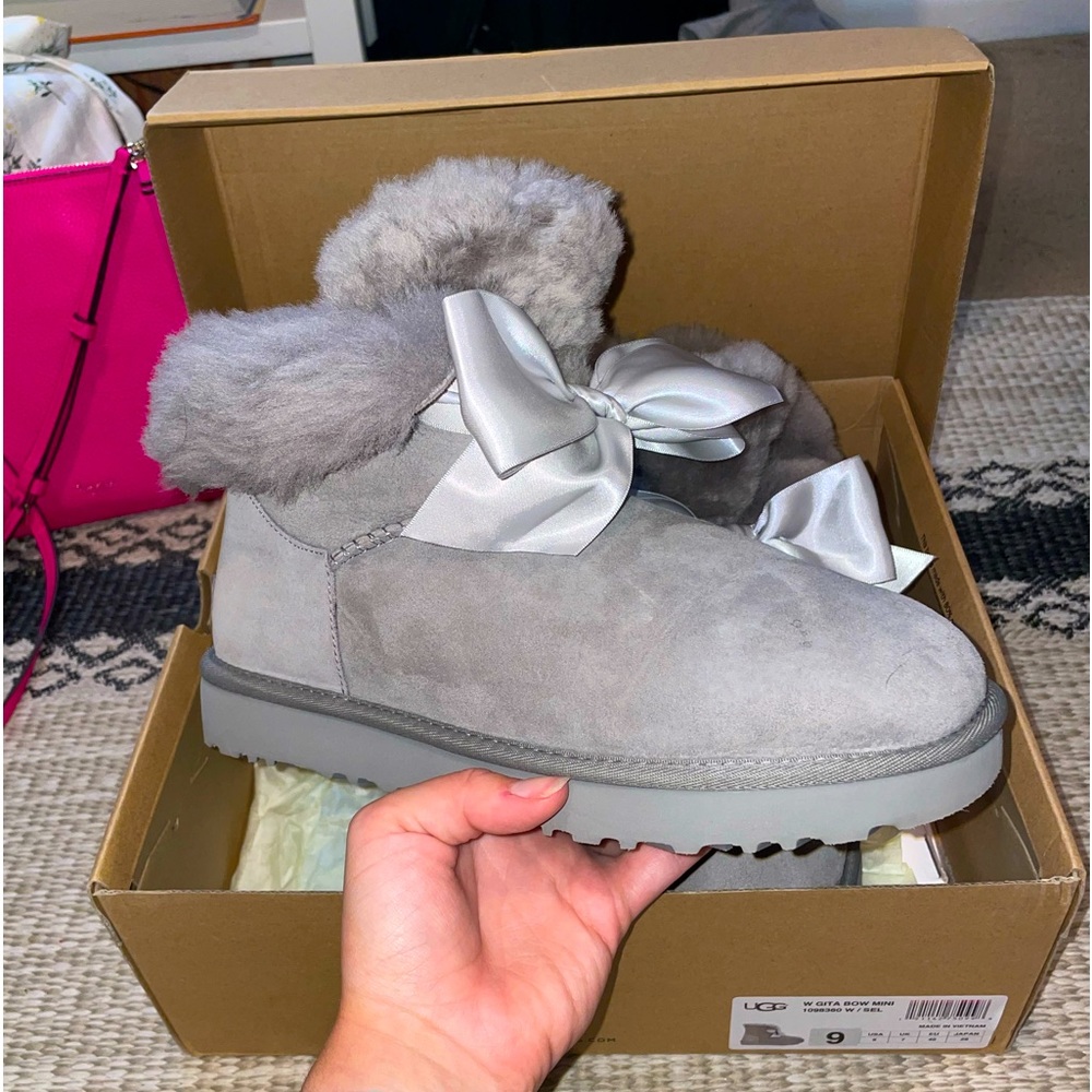W Gita Bow Mini. Size 9 women’s. Worn once. Still has original box.